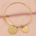 Detail van verstelbare gouden armband met gladde ronde en hartvormige hangers - Goud