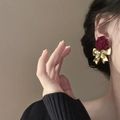 Primer plano de pendientes de rosa de terciopelo burdeos y lazo dorado en modelo - 12# Aguja de Plata Rosa Roja Lazo