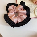 Détail d'un chouchou en satin rose et mousseline plissée noire au style rétro français - Chouchou en Satin Rose Noir (38#)