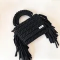 Detail einer handgehäkelten Tasche aus grobem schwarzem Garn mit Fransen und Metallverschluss - 22*17*5cm / Schwarz