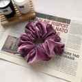 Elastico per capelli in velluto viola scuro con consistenza morbida e lucentezza - rosa acceso