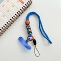 Détail d'un cordon de téléphone tressé bleu vif avec patch en T et boucle noire - Bleu brillant