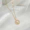 Elegante gouden zonnebloem hanger ketting met zirkonia en parel op witte zijden stof - Zonnebloem