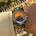 Vintage Y2K Silberne Metalluhr mit Skulpturgehäuse und einem leuchtend orangefarbenen Zifferblatt - Silbergehäuse Gelb (Glänzend)