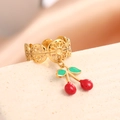 Anillo calado dorado con colgante de cereza y detalles en esmalte de color rojo y verde - Anillo de Colgante de Cereza(J-2002)