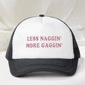 Klassischer schwarz-weißer Trucker Hat mit Less Naggin' More Gaggin' Slogan-Aufdruck - Schwarz