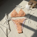Set bikini a righe arancioni con top allacciato al collo e slip con laccetti laterali - S / Rosso Arancio