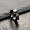 Bague plate de 6 mm en acier inoxydable noir poli pour hommes et femmes sur pierre - 6 / 6mm / Noir