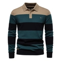 Detail van een gebreide poloshirt met streepjespatroon en metalen logo-applicatie - S / Khaki