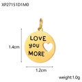 Dettaglio di un ciondolo rotondo dorato con incisione Love you More e cuore vuoto - Ciondolo Tondo Svuotato Oro Inciso LOVE (XP27151D1M0)
