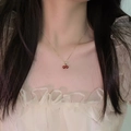 Colgante de cereza con cuentas rojas en cadena bañada en oro lucido por una modelo - Chapado en Oro / Aleación / Collar - Cereza Roja