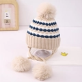 Primer plano del gorro de punto beige con orejeras, puntos coloridos y pompones suaves - 3-8 Años / Beige
