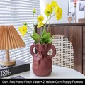 Moderne weinrote gestreifte Keramikvase mit Griffen und gelben Mohnblumen Set - Dunkelrote Vase mit 2 künstlichen Mohnblumen