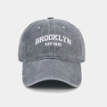 Vue détaillée de la broderie Brooklyn sur casquette de baseball en denim gris délavé vintage - Gris