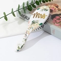 Florale Haarbürste mit grünen Blättern und Mrs-Schriftzug auf weißem Hintergrund - Weiß