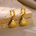 Elegante 18K vergulde schelpoorbellen op zandsteen met een champagnekleurige zijden achtergrond - Sint-jakobsschelp / Goud