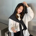 Bufanda con capucha de punto gris oscuro para mujer con un estilo moderno minimalista - Gris Oscuro