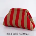 Gebreide clutch met rode en kameelkleurige verticale strepen in cloud-silhouet - Geel en Rood (Rode en Kameel Fijne Strepen)