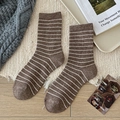 Braune Wollsocken mit weißen Streifen im gemütlichen Retro-Academy-Strickstil - Einheitsgröße / Kaffeebraun