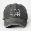 Dettaglio del ricamo BOY mama sul berretto da baseball in denim grigio lavato - Taglia unica / Nero