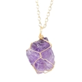 Detailansicht eines lila Kristallanhängers mit handgefertigter goldener Drahtwicklung - Gold + Amethyst