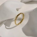 Anello in oro con trama a nido d'ape e finitura martellata su piedistallo bianco minimale - US 6 / Onda