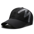Gorra deportiva negra transpirable con estampado M reflectante y agujeros láser - Negro
