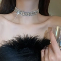 Funkelndes Kristall-Choker-Halsband mit Sterneneffekt auf elegantem silbernem Metall - Silberne Mehrreihige Kristall-Choker in Mischform