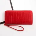 Portefeuille femme long rouge à motif crocodile avec fermeture dorée et dragonne amovible - Rouge