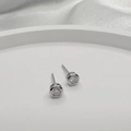 Dettaglio degli orecchini a lobo minimalisti in argento S925 con zirconi cubici rotondi - Argento Zircone Bianco Stile B Incastonatura a Lunetta