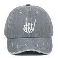 Détail de la broderie main de squelette et visière usée sur casquette en coton gris - Gris / Réglable