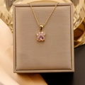 Détail de chaîne à billes dorée avec pendentif patte de chat en zircon rose - Chaîne à billes / Or + Rose
