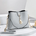 Sac bandoulière argenté texturé avec pendentif dauphin et chaîne dorée pour femme - Gris