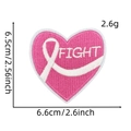 Detailopname van roze hart borduursluiting met wit lint en Fight tekst detail - Stijl 7 (FIGHT Hart)
