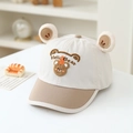 Dettaglio del cappellino per bambini con orecchie da orso e ricamo Hello Bear - 48-50cm / Stile Beige Patchwork Cachi / Bianco Sporco