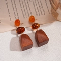 Détail de boucles d'oreilles bohèmes avec perles orange, résine ambre et bois trapèze - Tige d'oreille en argent - Café - Carré