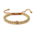 Nahaufnahme des verstellbaren Armbands mit Goldperlen und glitzernder Zirkonia-Kugel - Kupferperlen