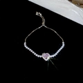 Détail du bracelet cœur ajustable avec gemme rose et pavé de zircons sur fond noir poli - Style 16# Argent Rose Cœur