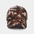 Detailopname van de camouflage corduroy textuur en zes-paneels stiksel van de baseballpet - 2# Bos Camouflage (Bruin/Groen/Beige)