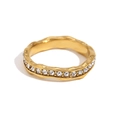 Anillo ondulado de acero inoxidable chapado en oro 18K con pavé de circonitas - US 6 / Anillo de Circonita Ondulada-Dorado