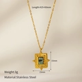 Détail d'un collier en acier inoxydable doré avec un pendentif carré en pierre verte - Pendentif en pierre verte carré