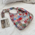 Detail van kleurrijke patchwork canvas tas met bloemen en strepen in retro etnische stijl - Bloemenruit