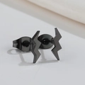 Vue détaillée de boucles d'oreilles éclair en acier inoxydable noir avec fermoirs papillon - Forme d'Éclair (Vague Noir)