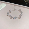 Dettaglio della collana a doppio strato con perle e sfere di cristallo su velluto - Bracciale-Argento-Rosa