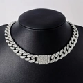 Detalle de cadena cubana plateada de 12 mm con cierre micro-pave sobre un busto de exhibición - Collar / Plata 50cm