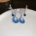 Ohrhänger mit blauem Wassertropfen-Kristall und floralem Zweig-Design - Blau