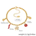 Nahaufnahme des goldenen Edelstahl-Bambusarmbands mit vielfältigen Emaille-Anhängern - Gold DIY Charm-Armband (Fächer/Chili/Kleeblatt/Marienkäfer/Eule)