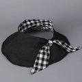Dettaglio cappello parasole a tesa larga in tessuto nero con fiocco a quadretti vichy - M (56-58cm) / Nero