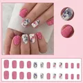 Unghie finte corte quadrate con motivi floreali rosa e finitura con glitter - W1387 Stile Fiore Con Strass Rosa (Con Colla)