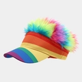 Dettaglio della parrucca arcobaleno su visiera a strisce per feste e celebrazioni - Regolabile / Capelli finti arcobaleno